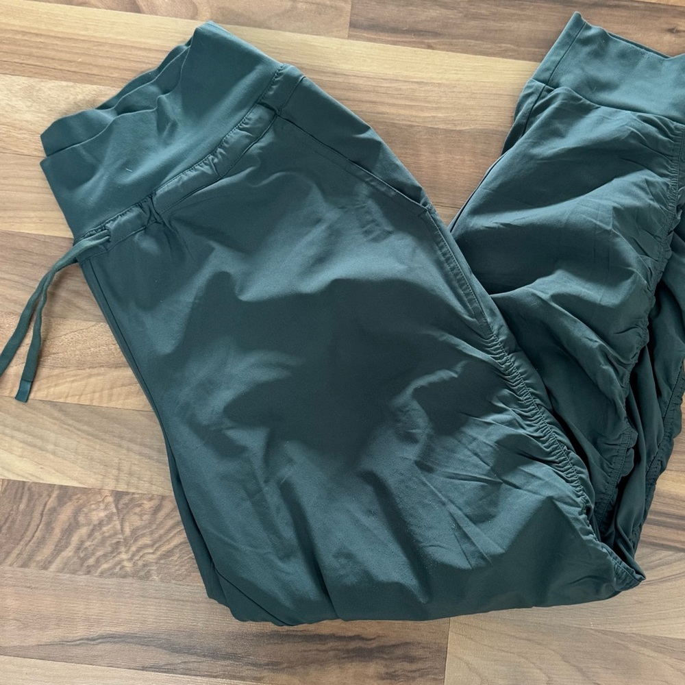 Athleta Women’s Attitude Lined Pant Jogger in Solid Green with Ruched Sides- 10